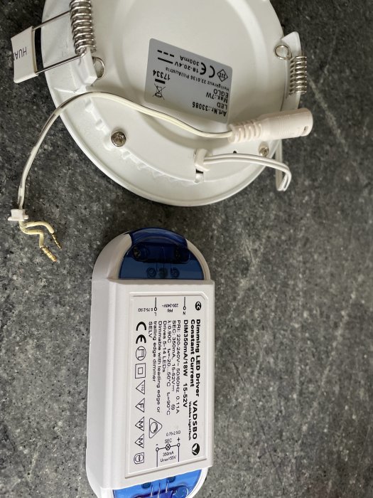 Taklampa och dimbar LED-drivare på köksbänk inför installation.