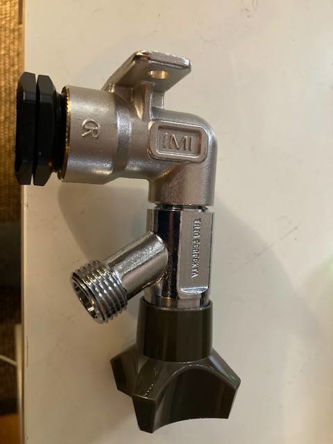 Väggmonterad kran ansluten till en kopparrörskoppling och söker rådgivning för installation.