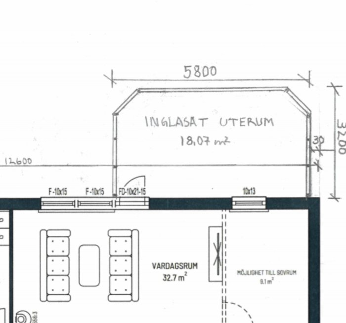 Ritning av 1,5 plans hus visar inglasat uterum, vardagsrum och altandörrens placering.