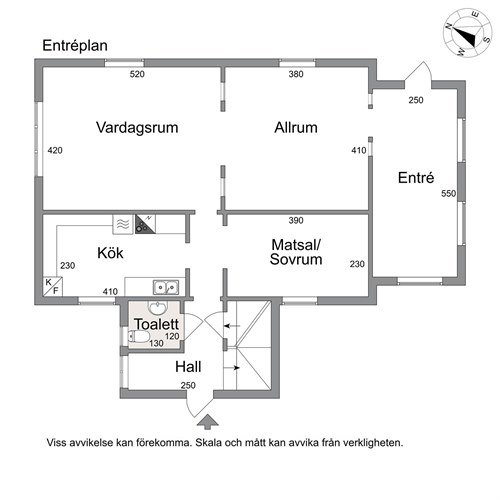 Planritning av ett hus med tydligt markerade rum som kök, matsal, och vardagsrum, samt en utmärkt vägg för potentiell rivning.