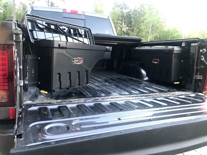 Flak på pickup med tillbehör som förvaringslådor och extra utrustning.