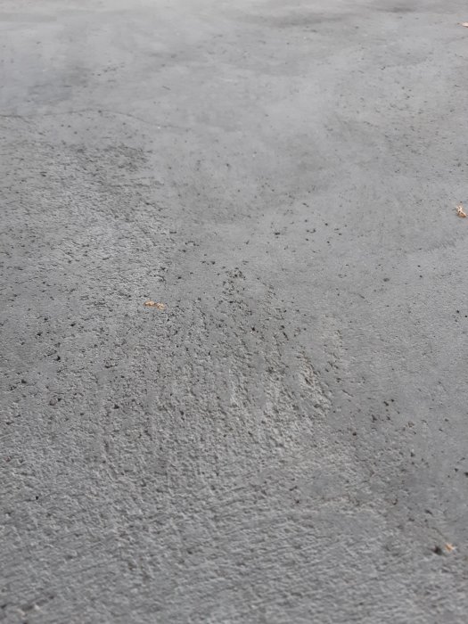 Ljusgrå betongyta med småskrovlig, halkfri textur, utan mönster, för ren betonglook.