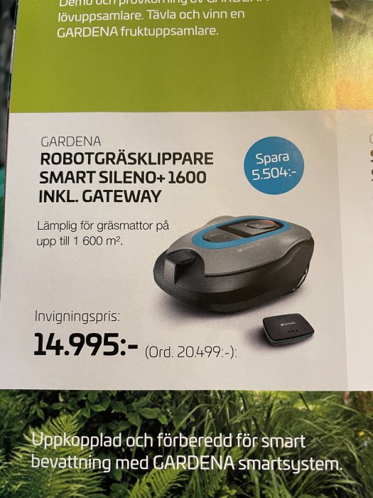 GARDENA robotgräsklippare SMART Sileno+ 1600 och gateway med rabatterat pris och gräsmatta i bakgrunden.