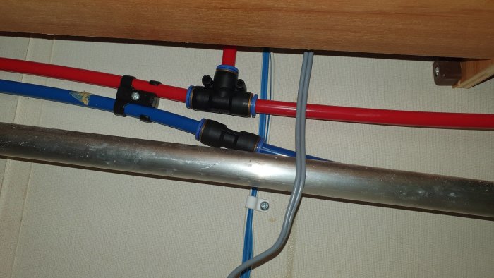 Vattenledningar och kopplingar i 10mm, inkluderar röd varmvatten och blå kallvatten slangar.