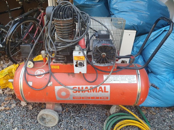 Shamal 100l luftkompressor, 3hp, i begagnat skick med sladdar och slangar, placerad utomhus.