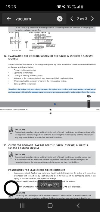 Skärmdump av en bruksanvisning som rekommenderar användning av vakuumpump för evakuering av kylsystemet i vissa värmepumpmodeller.