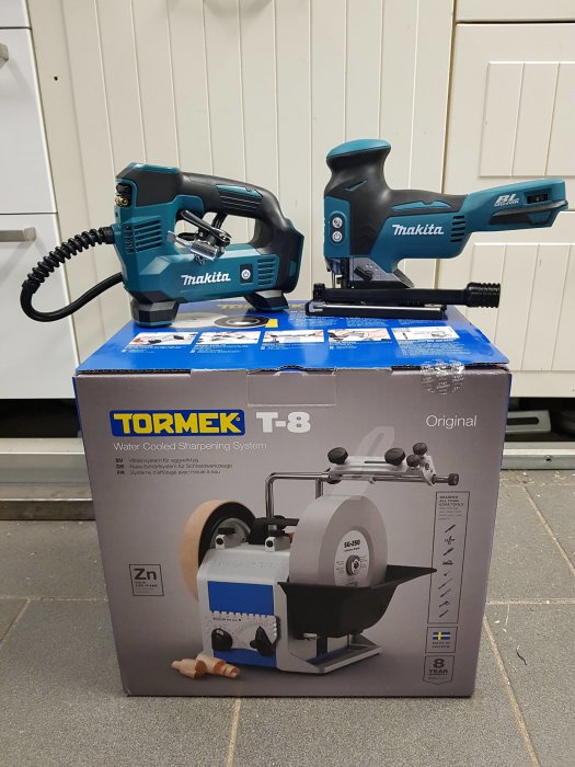 Makita verktyg och Tormek slipmaskin för verktygsslipning på en kartong.