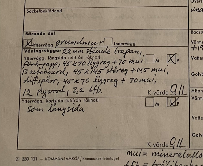 En närbild av en byggritning med anteckningar och tekniska specifikationer för olika byggmaterial och konstruktionselement.