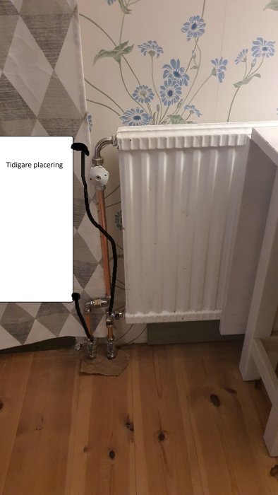 Radiator med rörkopplingar och kulventiler, placerad på höger sida om tidigare placering markeras.