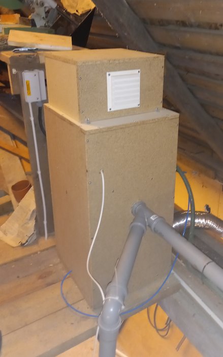 Hembyggd dammsugare på 3600w med tre motorer, automatisk tömning och filterrengöring i ett förråd.