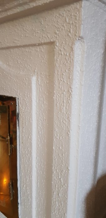 Närbild på en spis med strukturerad yta som liknar strukturtapet från cirka 1990.
