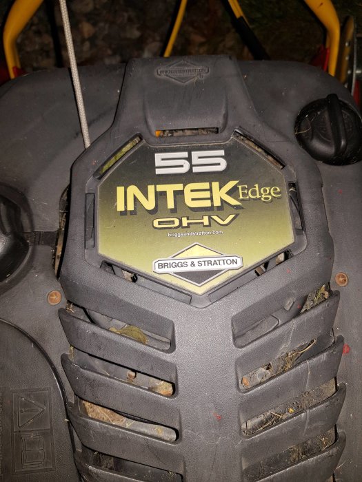 Närbild av en Briggs & Stratton 55 INTEK Edge OHV motorn på en Klippo gräsklippare.