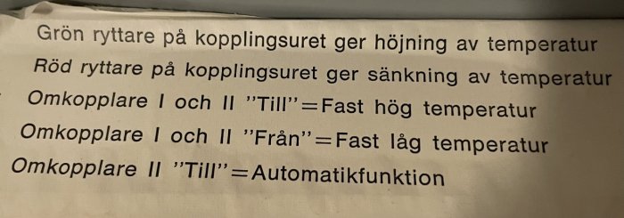 Instruktionslabel för veckotimer med värmereglage som visar hur gröna och röda ryttare samt omkopplare justerar temperaturen.