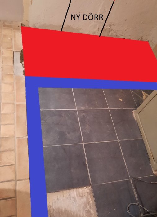 Golv i källare med ojämn yta och nivåskillnad, markerad framtida väggbas i blått och utfyllnad i rött, angiven plats för ny dörr.