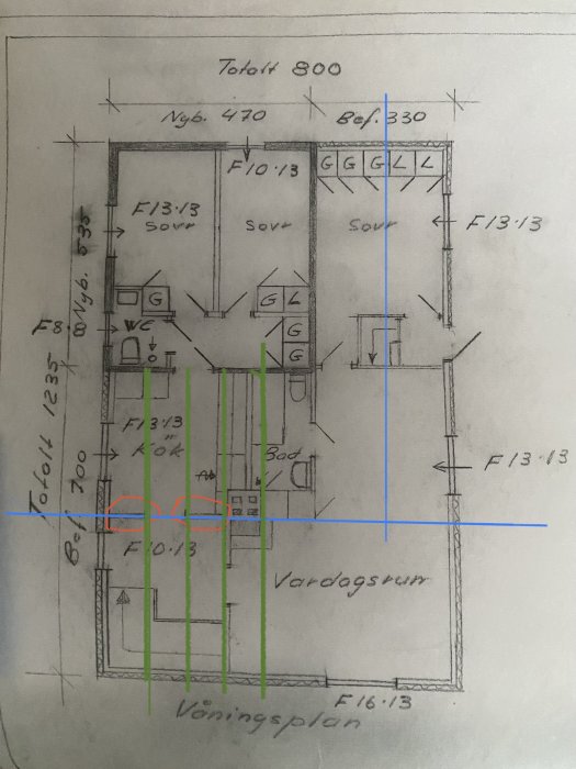 Ritning av en våningsplan för ett hus med markerade blå linjer för tak och gröna linjer för takstolar.
