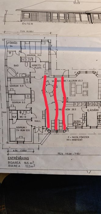 Ritning av husplan med markerade dubbelvalv mellan kök och vardagsrum som skall tas bort.