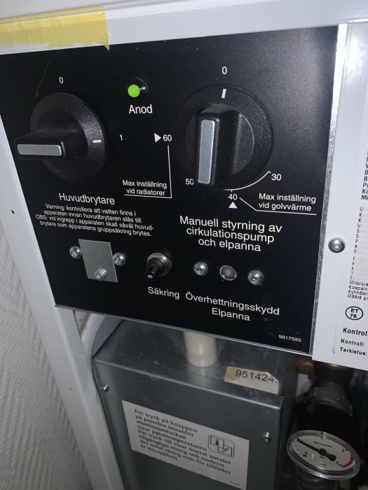 IVT värmepumpsstyrpanel med knappar för 'Anod', 'Huvudbrytare' och 'Manuell styrning av cirkulationspump'.