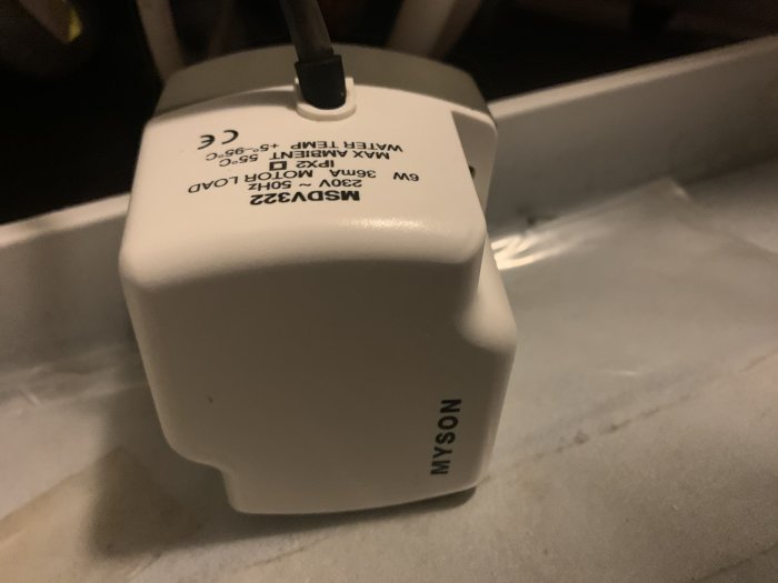 Närbild på en Wirsbo golvvärmeshunt kopplad till ett rörsystem.