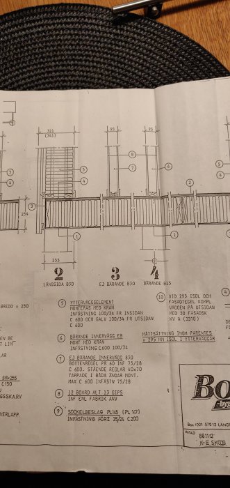 Byggteknisk ritning visar struktur av väggar och tak med dimensioner och noteringar, inklusive markerade bärande och icke-bärande element.