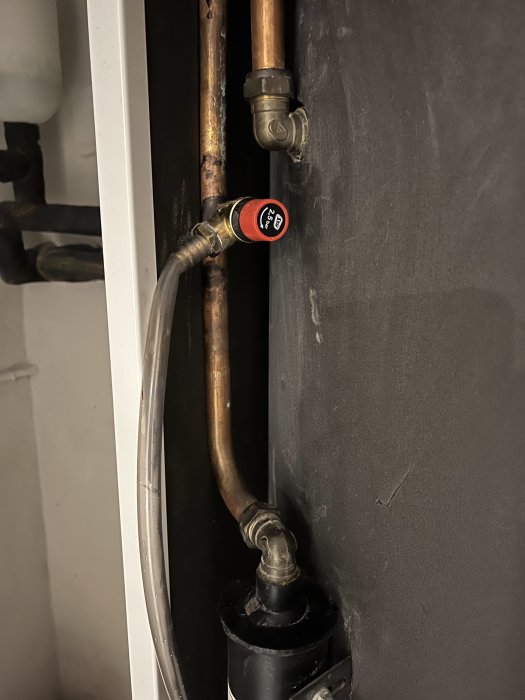 Bytt säkerhetsventil oprofessionellt installerad, utgången vinklad åt sidan istället för nedåt.