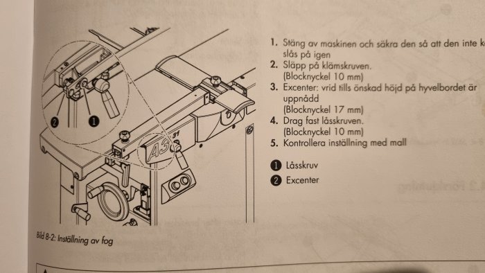 Instruktionsbild som visar steg för att justera höjden på ett utmatningsbord på en hyvelmaskin med lässkruv och excenter.