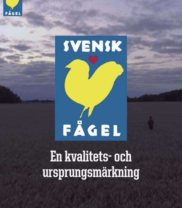 Skylt med texten 'Svensk Fågel' och en gul kycklinglogotyp mot en bakgrund av ett fält med en person.