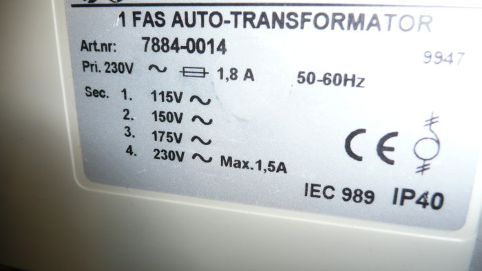 Etikett på transformator med specifikationer för spänning och ström, CE-märkning och IP-klassificering.