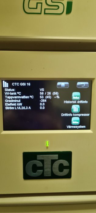 CTC GSi 16 värmepumpsdisplay som visar status och värden för vattentemperatur och elanvändning.