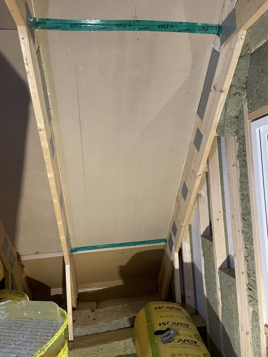 Konstruktionsvy av en isolerad vägg med luftspalt skapad med board och tejpade skarvar.