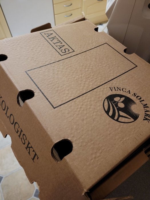 Leveranskartong med texten "Finca Solmark" som indikerar mottagen avokadoleverans från Spanien.