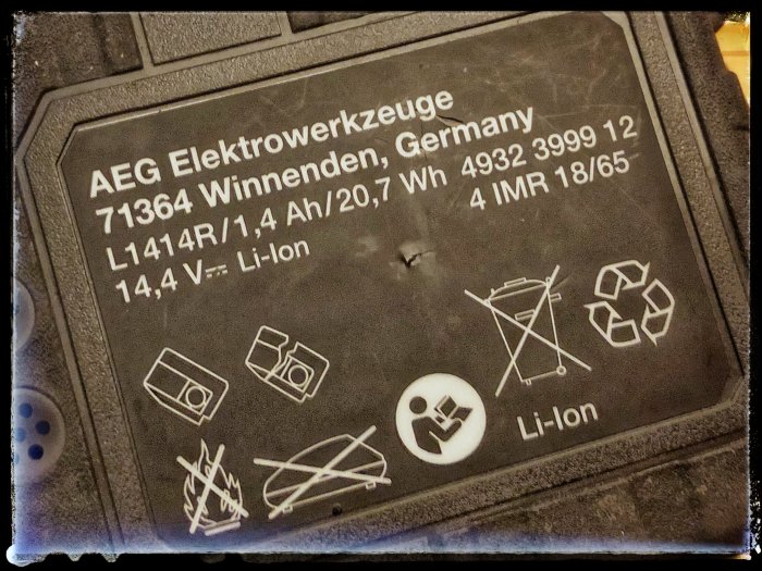 Etikett på AEG skruvdragarbatteri med teknisk information och symboler.