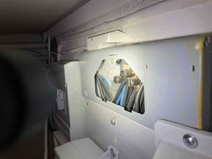 Elcentral med öppen lucka som visar tre faser och PEN-ledare i källare.