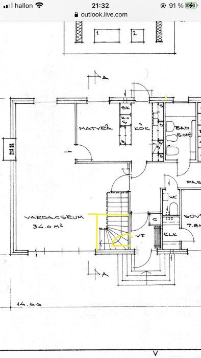 Ritning av en husplan visar vardagsrum och trappa ned till Gillestugan markerad med gula linjer för att visa öppning som ska minskas.
