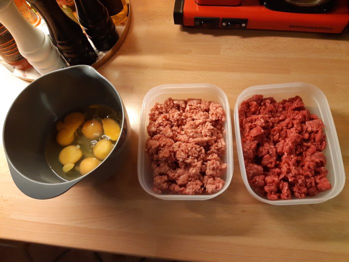 Tre behållare med ägg i en skål och två sorters färs, förberedelse för matlagning av viltbiffar.