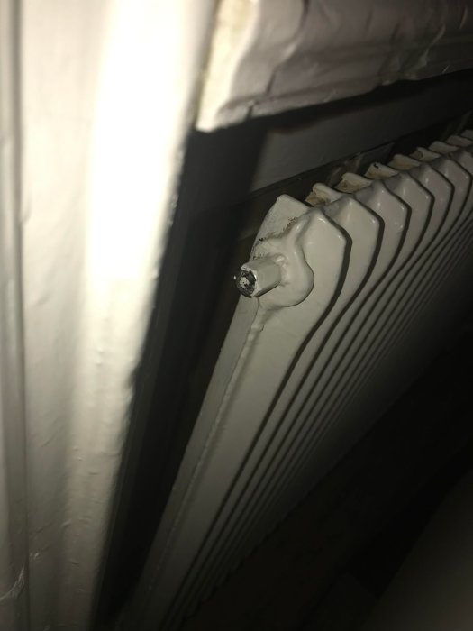 Slitet ventilskaft på radiator som inte kan greppas av elementnyckel.