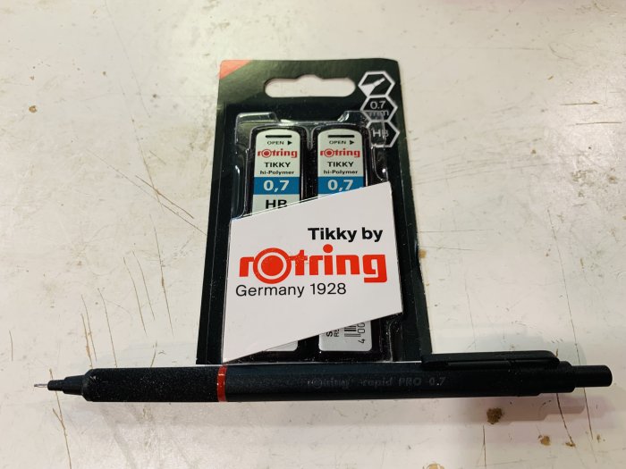 Rotring Pro 0,7 mekanisk penna med reservstift på ett arbetsbord.