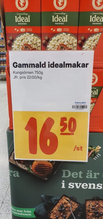 Reapris-skylt för "Gammaldags Ideal" makaroner med pris 16,50 kr/st framför förpackningar av produkten.