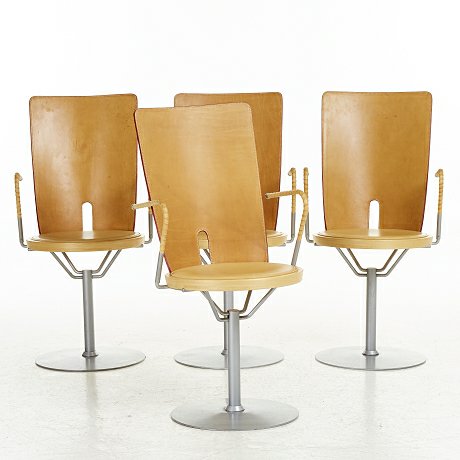 Tre retro stolar med steampunk-stil av Börge Lindau med metallunderrede och träryggar.