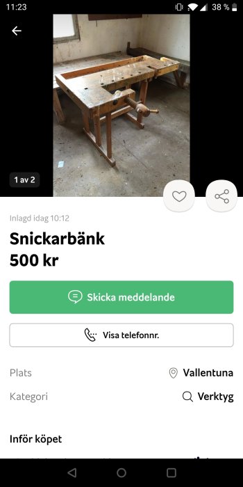 Använd snickarbänk i trä med skruvstäd i ett verkstadsrum.