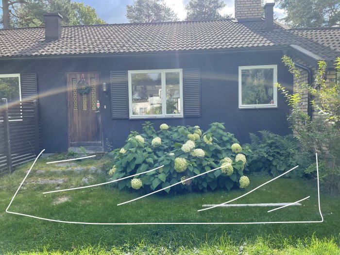 Enplans 60-talsvilla med markerade konturer för en framtida attefallstillbyggnad och hall på framsidan.