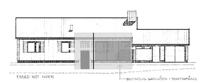 Svartvit ritning av en 60-talsvilla fasad med markerade områden för planerad attefallstillbyggnad och ny hall.