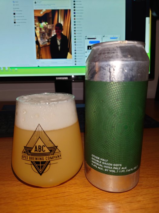 Ölglas med Apex Brewing Company logotyp och burk med texten "Other Half Double Green Dots" framför en datorskärm.
