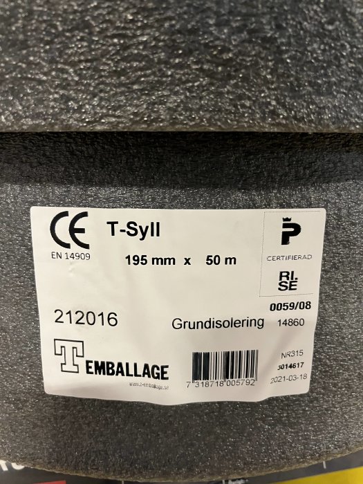 Etikett på en rulle grundisolering av märket T-Syll, med måtten 195 mm x 50 m.