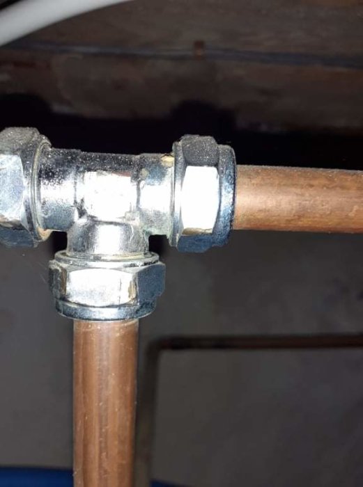 Kopparledning kopplad till en T-koppling med planer på installation av ballofix och pex-rör.