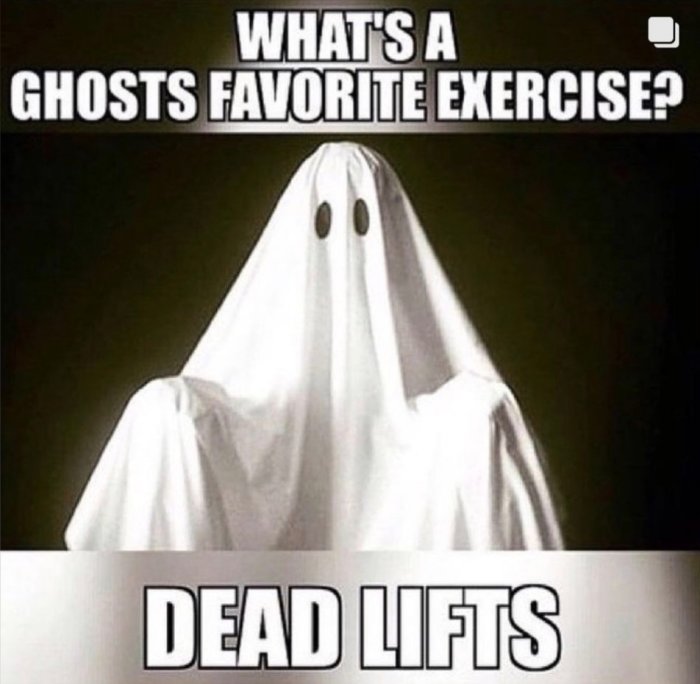 Ett spöke under ett vitt lakan med texten "What's a ghost's favorite exercise? Dead lifts". Humoristisk bild.