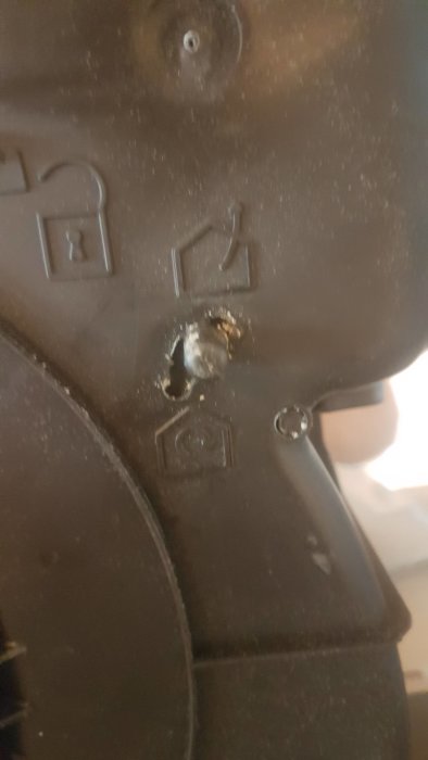Närbild av en ventilationsutrustnings del med synlig skada och smuts.