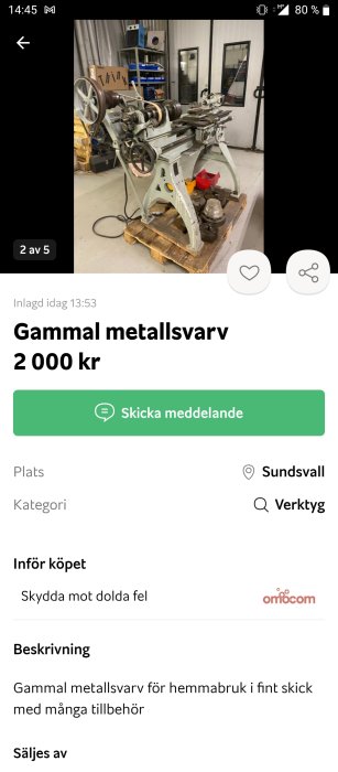 Gammal metallsvetsmaskin med drivhjul och tillbehör i verkstadslokal.