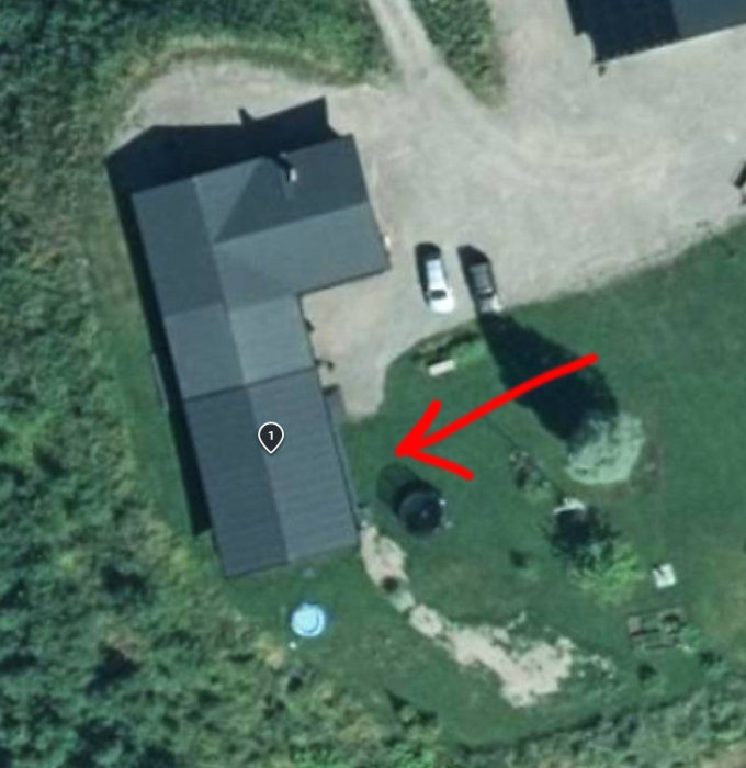 Flygbild på enplansvilla med markering för planerad utbyggnad på 25 m2.
