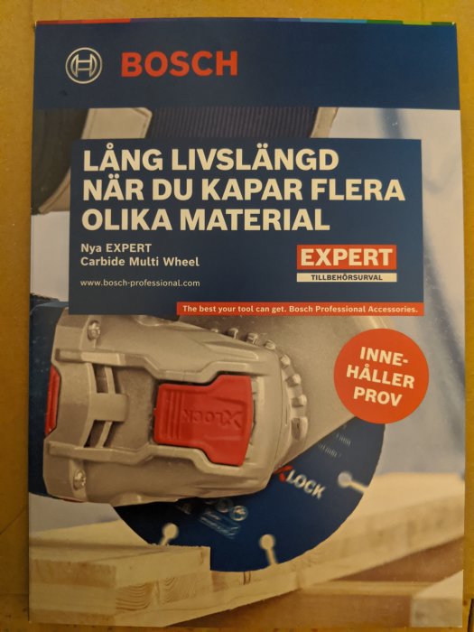 Reklam för Bosch Carbide Multi Wheel på ett paket, utlovande lång livslängd vid kapning av olika material.