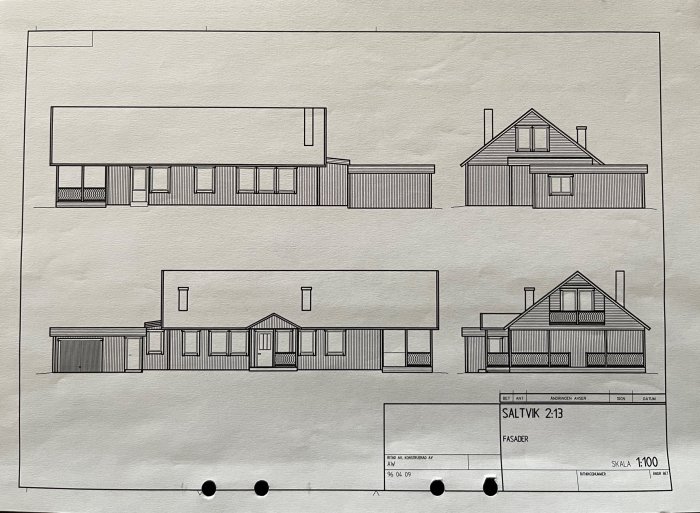 Arkitekturritningar för en enplansvilla med snedtak och tillbyggnad, visar fasaderna från fyra vinklar.